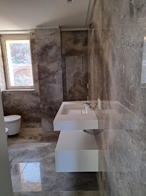 bagno in marmo realizzato da cuneo marmi