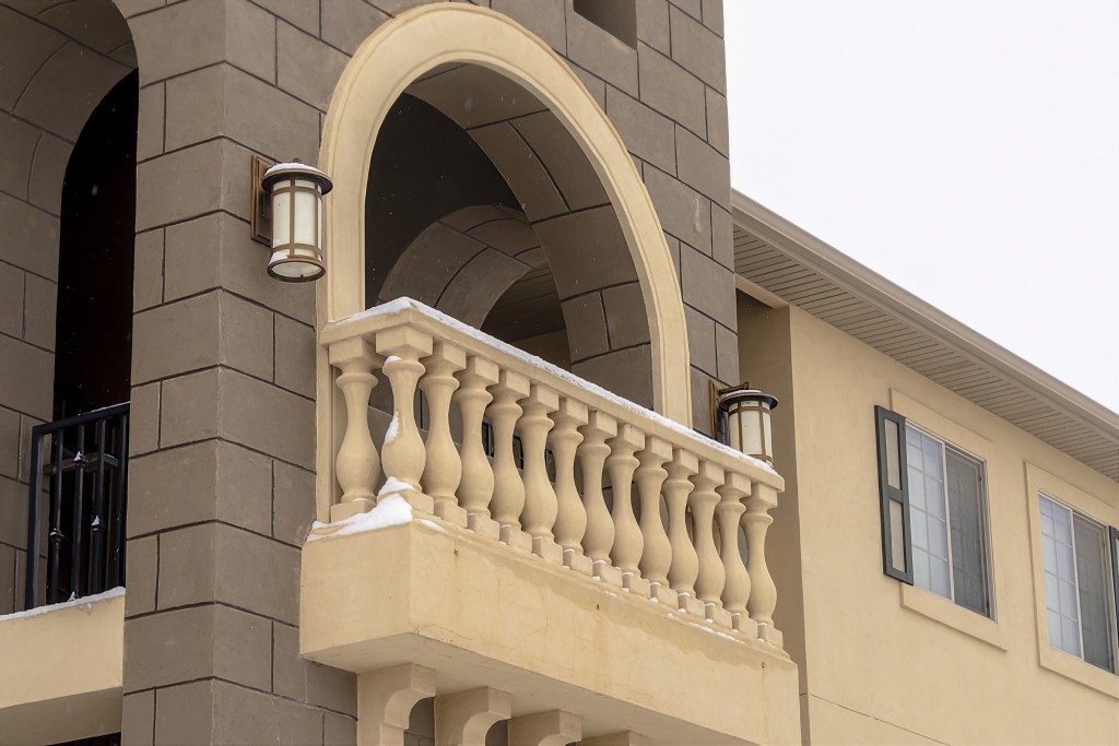 balcone con davanzale in pietra