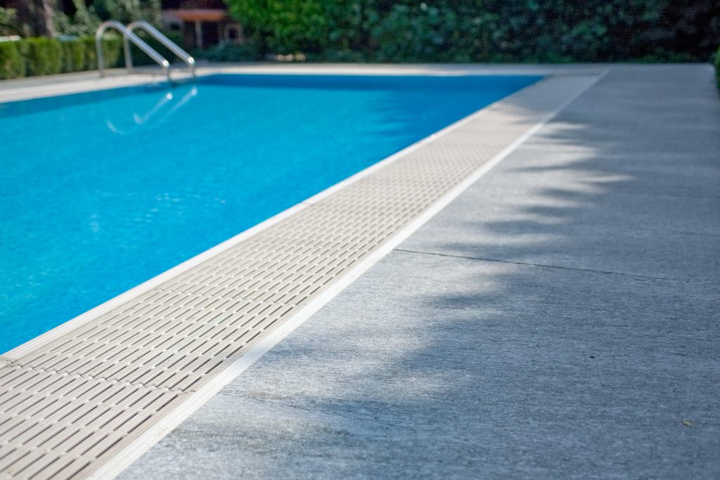 bordo piscina in pietra