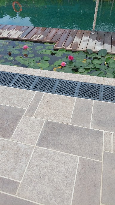 bordo piscina in pietra realizzato da cuneo marmi