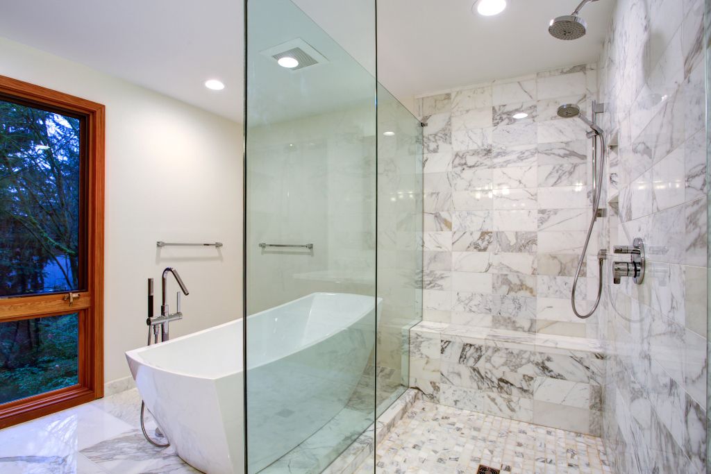 bagno con doccia in marmo