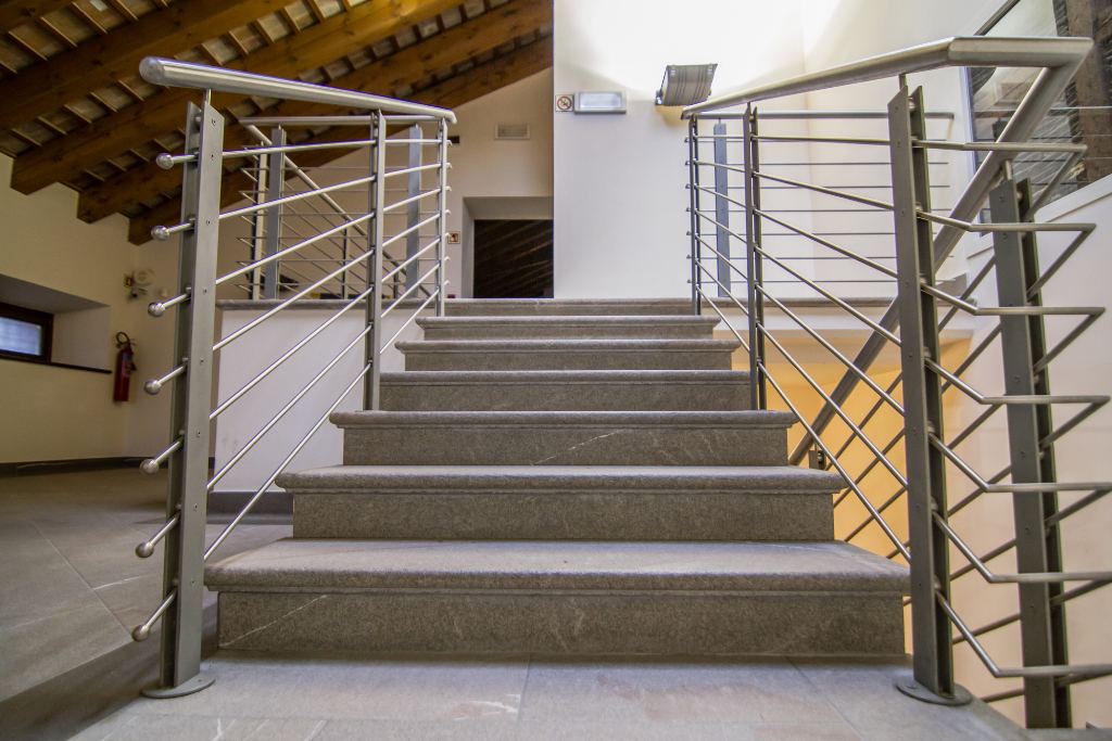 scala in pietra per interni