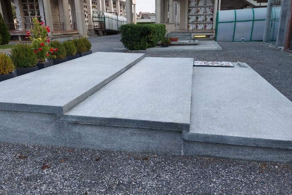 tomba in pietra realizzata da cuneomarmi